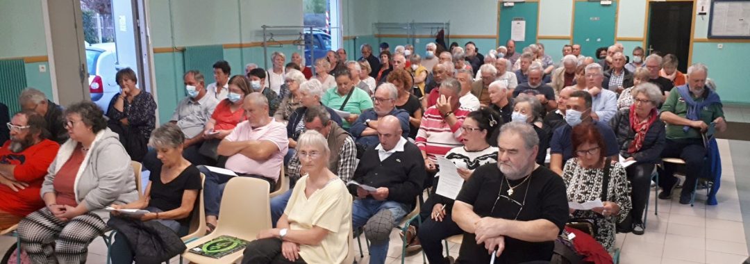 Les nombreux participants à la réunion publique
